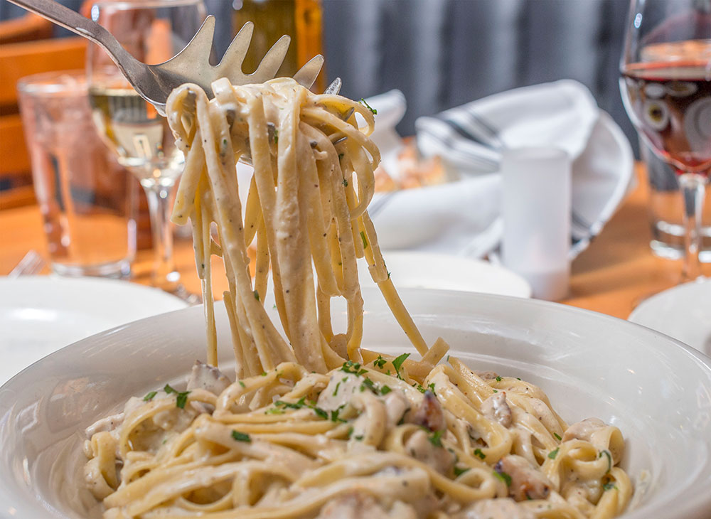 Fettucini-Alfredo-with-Chicken-Full-served